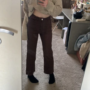 Bruna Jeans - Säljer dessa bruna jeans som jag köpte i somras då de ej kommer till användning! De är verkligen i jätte jätte bra skick!💕 stl 146/152 och de sitter bra på mig som är ca 155 cm lång. Pris kan diskuteras! 