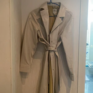 Skinnkappa - Vit/beige ”skinn”kappa från only använd 1gång. Storlek xs.