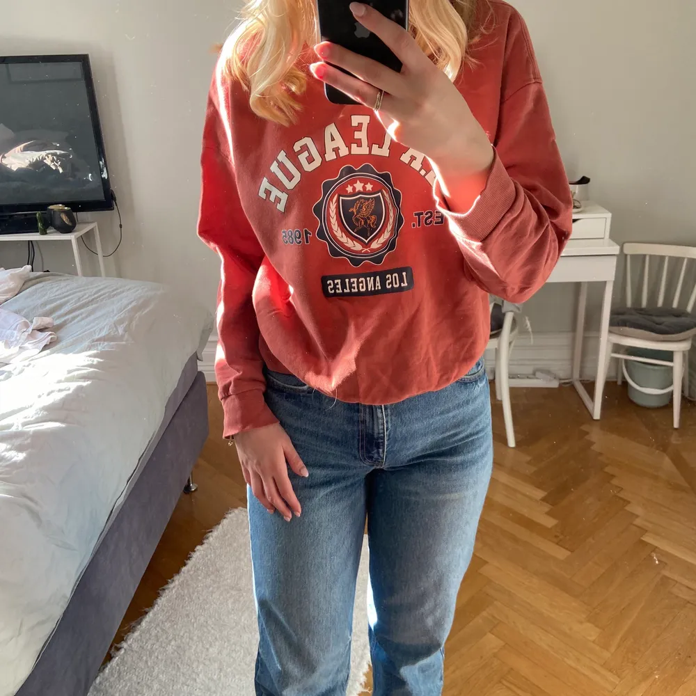 SUPERfin sweatshirt från GinaTricot, knappt använd och är i jättebra skick! Oversized passform❣️. Tröjor & Koftor.