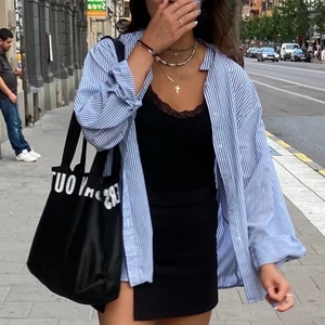 Svart kjol - Svart ”kostymkjol” som formar kroppen såå bra!💞 Den har slits och så praktiska inbyggda shorts under kjolen. Perfekt till studentmottagningar i vår.