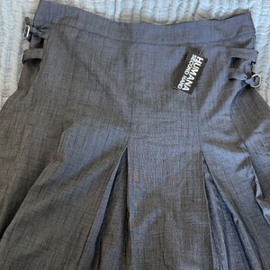 Vintage grå kjol - Säljer tyvärr denna galet snygga kjol då den är alldeles för stor för mig. Jag är 168 cm lång och har oftast 32/34 i kjolar. Frakt tillkommer på 66 kr ❤️❤️