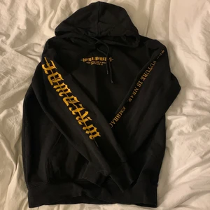 Hoodie - Hoodie i storlek L❤️ tryck både fram och bak!