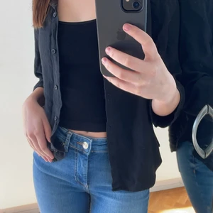 Svart skjorta från Brandy Melville - Svart skön skjorta från BrandyMelville som passar till typ allt, enkel att slänga över. Frakt tillkommer 🥰❤️