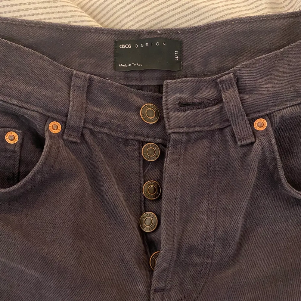 Manchester liknande jeans i lila/grå färg. Super fina byxor med baggy passform men tyvärr har de blivit för små för mig. Storlek 26/32. Pris och frakt kan diskuteras i DM. . Jeans & Byxor.