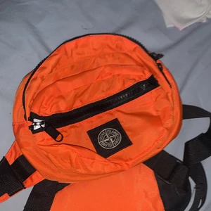 Stone island väska - Denna är oanvänd! Den funkar perfekt. Gillar inte den så fick den i present. Nypris: 1900kr 