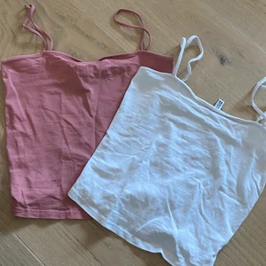  Linnen vitt linne rosa linne - 2 linnen som nästan aldrig är använda, 1=15. 2=25 det ena linnet ser ribbat ut men båda är helt släta, fråga om det är någonting annat ni vill veta och jag står inte för frakten men om ni är intresserade så tittar jag upp vad frakten är💕