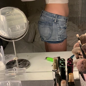 Lågmidjade shorts - Säljer dessa lågmidjade shorts jag köpt på plick som tyvärr inte passade mig. Hon på bilden (min syster) har i vanliga fall storlek 34-36💖 köpare står för frakt!