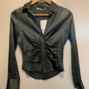 Helt ny Zara skjorta  - -Sänkt pris!- En helt ny och oanvänd skjorta i silkigt material från zara med prislappen kvar. Nypris är 399kr. Säljer endast för att den är lite för liten på mig. 