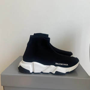 Storlek 36  - Jag säljer mina 1 år gamla balenciaga sneakers då jag inte använder dom längre, använt ett fåtal gånger så dom är i väldigt bra skick. Dom är köpa på mytheresa i februari förra året! 