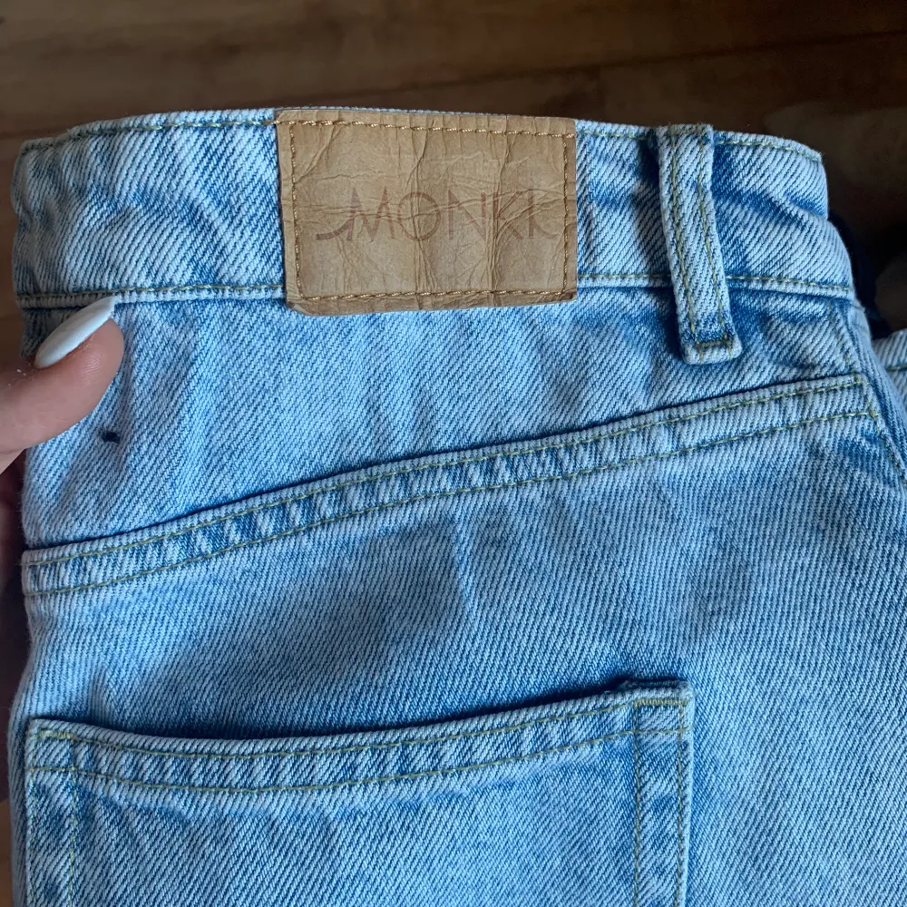 Ljusblåa utsvängda jeans från monki, fint skick. Sitter orättvist på mig på grund av att dom är för stora på mig. Skulle även säga att dom är lite större i storlek.  . Jeans & Byxor.