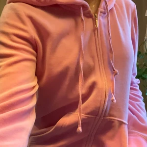 Juicy catoure tröja  - Juicy couture tröja som jag använts få gånger, storlek M men sitter mer som en S🌸🌺💗 Frakt 62kr!!