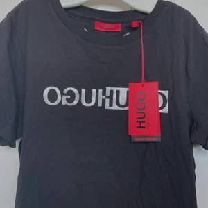 Hugo boss tshirt  - Klassisk T-shirt från Hugoboss. Oanvänd med lappen kvar. Storlek m