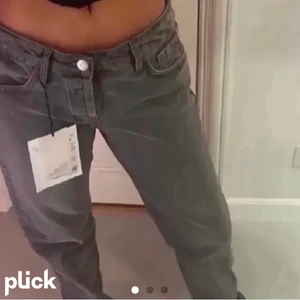 Gråa zara jeans  - Säljer dessa populära lågmidajde zara jeans i storlek 34. Kom privat för egna bilder ❤️‍🔥❤️‍🔥 det är i bra skick ! Jag är 165 och dom går över skorna på mig <<3  hade även kunnat tänka mig byta mot 36 då dessa är försmå 