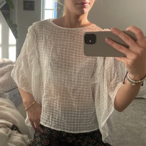 Vit blus - Vit genomskinlig blus från MANGO, perfekt till sommaren eller kanske som ett strand coverup🙏🏽