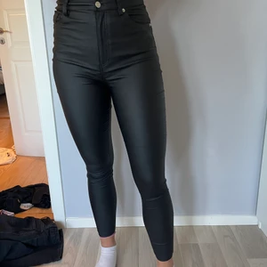 Svarta typ skinnbyxer - Svarta byxor från Nelly knappt använda storlek 36