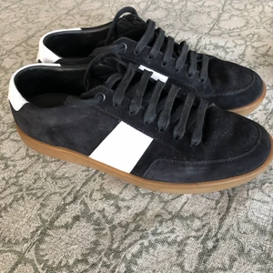 Saint laurent skor - Säljer mina saint laurent sl/10 skor i mycket bra skick. Köpta på farfetch förra sommaren och ser som nya ut. Ordinarie pris ca 5000kr. Med kommer låda, dustbag och nya skosnören.