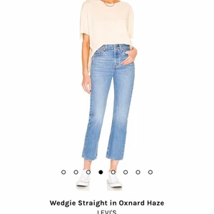 Levi’s Jeans i modellen Wedgie Straight - I en ljusare tvätt. Avklippta nertill. Jag är 168 cm lång. 