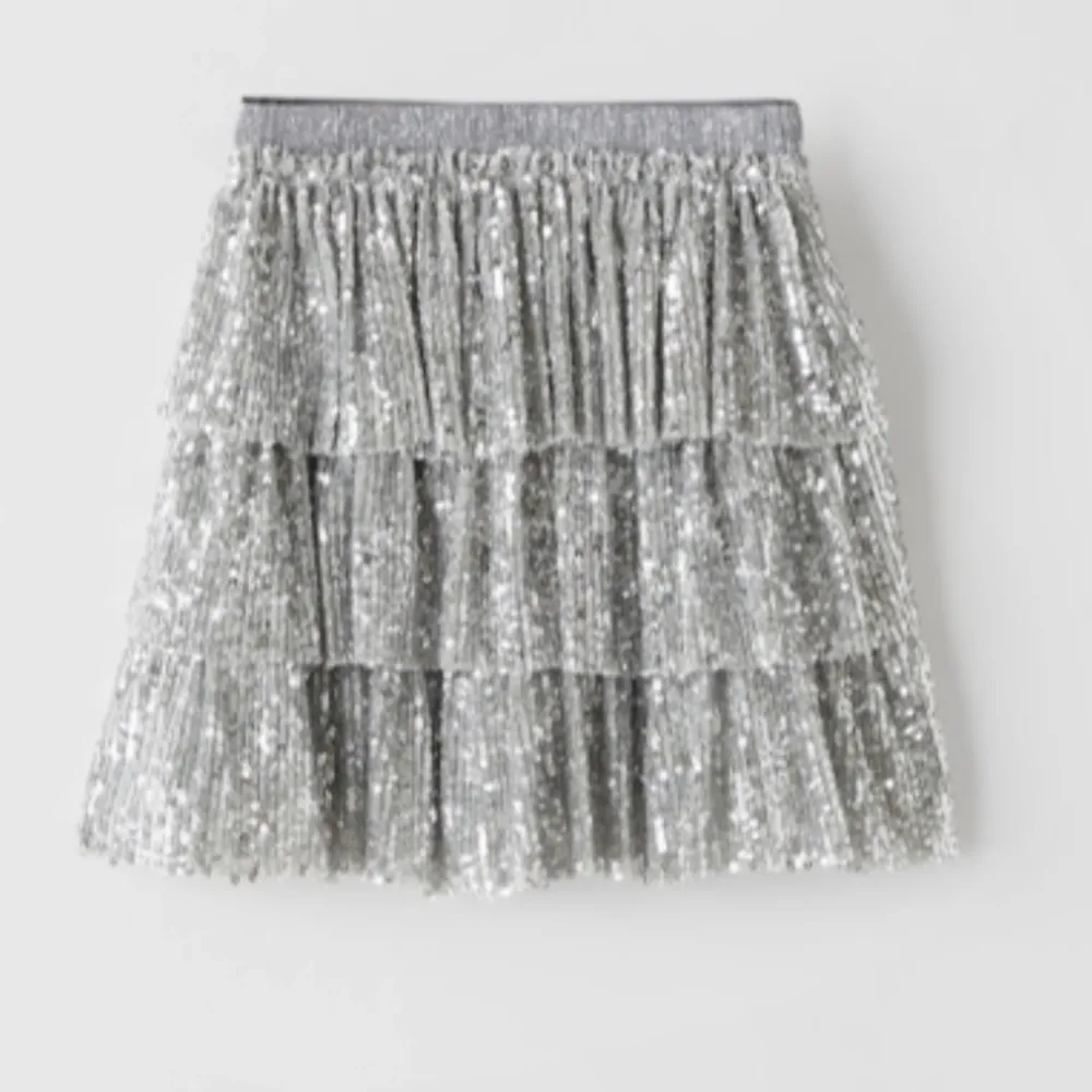En så så härlig kjol från Zara i storlek 164 som är i silver med lager av paljetter 💕denna är PERFEKT till fest!!! Den är i barnstorlek men har resår i midjan vilket gör den superstretchig och den passar mig som vanligtvis har storlek S-M 💗. Kjolar.