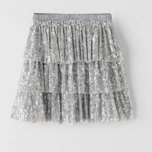 En så så härlig kjol från Zara i storlek 164 som är i silver med lager av paljetter 💕denna är PERFEKT till fest!!! Den är i barnstorlek men har resår i midjan vilket gör den superstretchig och den passar mig som vanligtvis har storlek S-M 💗