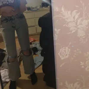 Jeans från NAKD, köpta för 450, nyskick då de var för korta i benen på mig som är 170💕 str 34💕 Pris går att diskutera! ⚠️Titta även mina andra jeans på min sida❤️ 