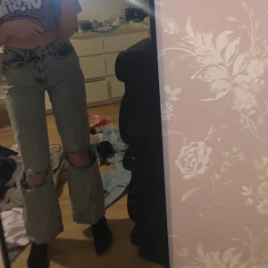 Ljus blå/blå Jens med hål från nakd - Jeans från NAKD, köpta för 450, nyskick då de var för korta i benen på mig som är 170💕 str 34💕 Pris går att diskutera! ⚠️Titta även mina andra jeans på min sida❤️ 