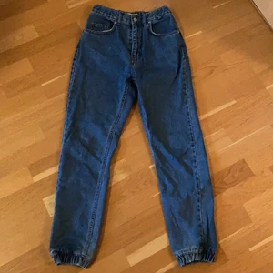 Cuffed jeans - cuffed jeans från bershka i jättefint skick, storlek 34. det finns speciella öglor på sidan där man kan fästa kedjor eller andra accessoarer. vid köp av 2 eller fler par jeans får du rabatt. möter upp i stockholm, annars står köparen för frakten <3