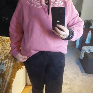 90tals tjocktröja - Varm och gosig tröja från 90talet. Märket är Blair och storlek okänt men passar mig som har m/L lite oversize. 150kr exklusive frakt (Djur finns I hemmet)