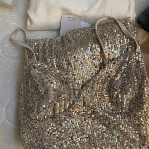 Set  - Skit snyggt set, att ha på ex. nyårsafton eller nån glitterfest✨🎉 sitter jätte snyggt på och byxorna formar sig efter kroppen. Byxorna kostar 499;- nypris, och de är helt oanvända. Toppen är använd vid ett tillfälle. 😊👍🏻