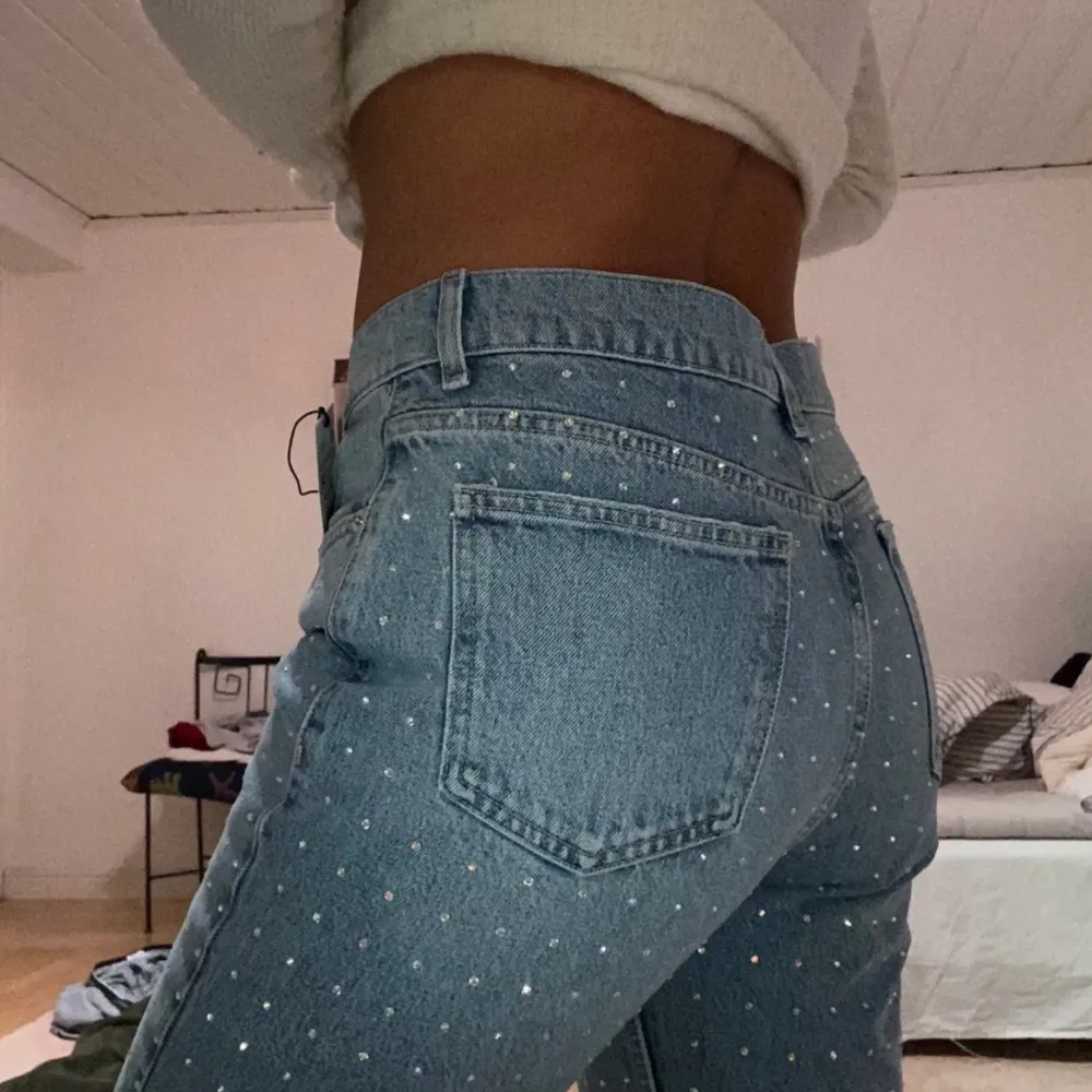 Intressekoll på mina glittriga jeans ifrån zara💕💕 säljer för originalpris då lappen är kvar och aldrig använda. Jeans & Byxor.