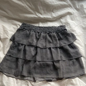 Volangkjol - Säljer min söta rutiga volangkjol från hm i storlek S❤️
