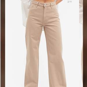 Supersnygga beige-ish vida jeans från monki i modellen Yoko! Jättefint skick, storlek 24 vilket motsvarar ca xs🤍Nypris:400