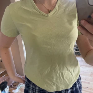 Grön tröja - Säljer denna tröja skulle tro den är i storlek s eller m