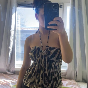 Fest topp - Skit snygg vintage fest topp, i storlek S, går att göra den till en klänning också, kan tyvärr inte använda den då mina bröst är för stora för den. Beställningen sket via swish och frakten står du för❤️ kontakta mig för mer bilder❤️