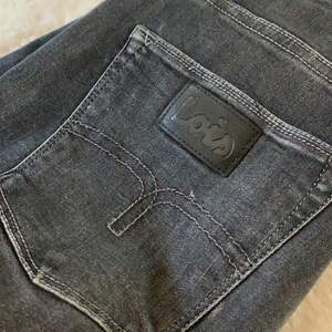 Gråa lois jeans i storlek 25 (L34).