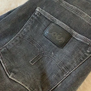 Lois jeans 🤍 - Gråa lois jeans i storlek 25 (L34).