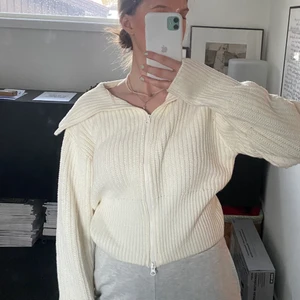 Kofta - Säljer denna trendiga tröja! Så mysig och går att stylea på så många olika sätt❤️