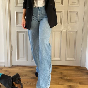 Jeans - Blå jeans med raka ben 🐳