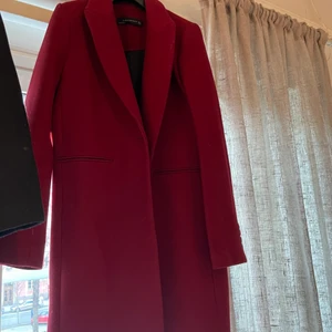 Kappa - Säljer denna fantastiska vinröda kappa pga flytt. Endast använd ett fåtal gånger🌸