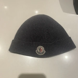 Moncler mössa  - Jätte mössa som jag säljer pga att den inte kommer till användning. 100%äkta köpt på nk. Skick 10/10. Pris: 750kr 