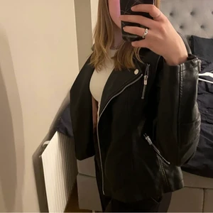 Skinnjacka - Säljer min superfina oanvända skinnjacka(konstläder) från only. Säljer då jag köpt en ny och denna inte används. Jackan är i stl 36 och passar perfekt på mig som oftast bär S. Orderpris på jackan är 549kr, säljer för 150+frakt💓💓