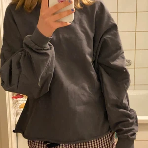 Grå sweatshirt - Säljer nu den här fina gråa hoodien/sweatshirten från ASOS eftersom jag inte fått användning för den då den var lite för stor för mig som vanligtvis har xs/s och den här satt lite mer som M, men om man är xs/s och gillar oversize så är den perfekt❤️