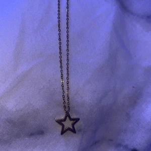 Edblad stjärnhalsband - Capella necklace gold från Edblad. Endast använt ett fåtal gånger. Nypris: 299 kr, mitt pris: 80 kr