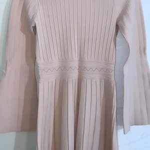 36 - Klänning från sandro, använd två gånger.. För mer bilder/info skriv gärna DM☺️