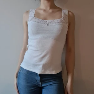 Vitt linne med spetsband - Vitt vackert linne med breda spetsband, som löper ner över urringningen.