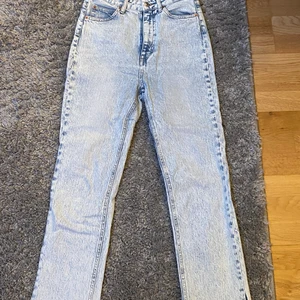 Ljusa raka byxor från hm storlek 36 - Ett par fina ljusa byxor från hm knappt använda däremot finns ett snitt vid båda benen långs ner. Mer bilder och information finns ni betalar för frakten men byxorna säljs billigt och betalningen sker via Swish 