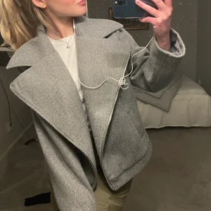 Grå kappa - Säljer min Lojsan Wallin X Bubbelroom jacka, helt ny, kommer inte till användning då jag har fler grå jackor, kostar 1200kr ny (se sista bilden) därav står priset fast😊 passar xs-m skulle jag gissa, gillar man tightare funkar nog även L