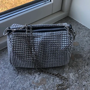 Glitterväska - Säljer nu min asballa väska med rhinstones!!! Perfekta festväskan, använd en gång. Har ett crossbody-kedjeband som man säkert kan göra kortare om man vill!!!