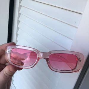 Rosa glasögon - Ett par feta oanvända rosa glasögon perfekt till temafester eller i sommar🤩🤩