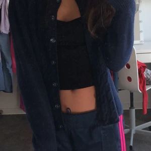 Stickad tröja❤️💗 - Skit snygg blå stickad tröja med knappar är normal lång i armarna och går att stänga❤️💗