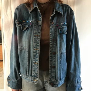Jeansjacka - Jeansjacka med pärlor köpt second hand🤘🏻 Storlek M